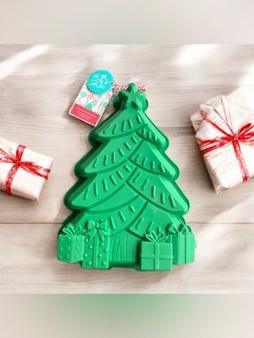 NEW Me Myself and Elf Green Christmas Tree Presents Silicone Baking Mold Pan